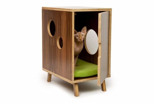 サイドテーブル兼、猫のお家です。 こんな家具から顔を出した姿はたまりませんね。