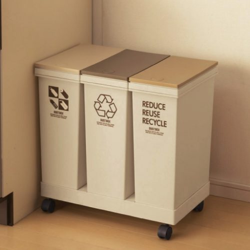 キャスター付きで分別のゴミ箱が3つ一度に動かせて掃除もできる便利物のゴミ箱です。