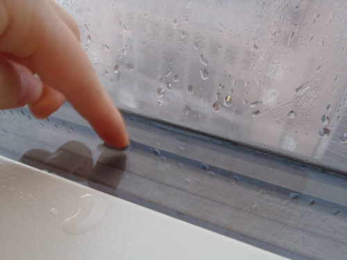 窓の結露対策！スプレー・洗剤・エアクッション・シートやヒーターなどのグッズの効果は？