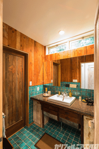 お風呂場のパウダールームをこんな深いエメラルドグリーンのタイル