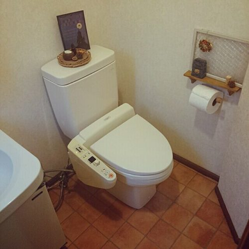 女性で、4LDKのトイレ床/壁紙紙屋本舗/クッションフロア/バス/トイレについてのインテリア実例を紹介。