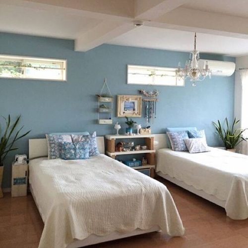 寝室の壁紙が青の部屋