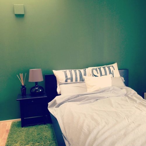 寝室の壁紙が緑の部屋