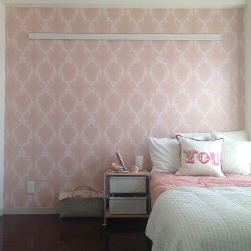 ピンク色の部屋のインテリアの実例は？