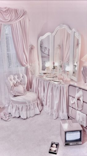 ピンク色の部屋のインテリアの実例は？